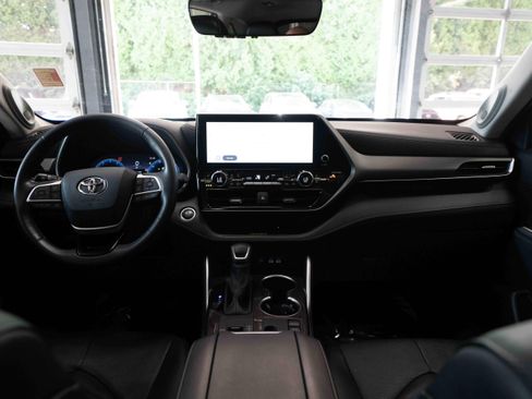 Used 2024 Toyota Highlander Limited FWD image 20