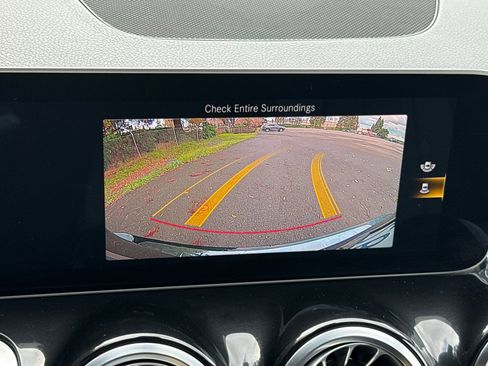 Used 2021 Mercedes-Benz GLB 250 4MATIC image 23