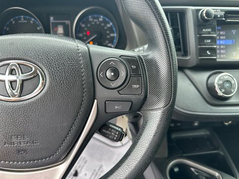 Used 2018 Toyota RAV4 LE FWD image 19