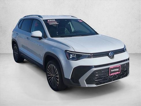 Used 2026 Volkswagen Taos SE FWD image 3
