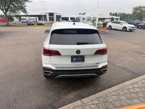 Certified 2024 Volkswagen Taos SE AWD/4WD image 4