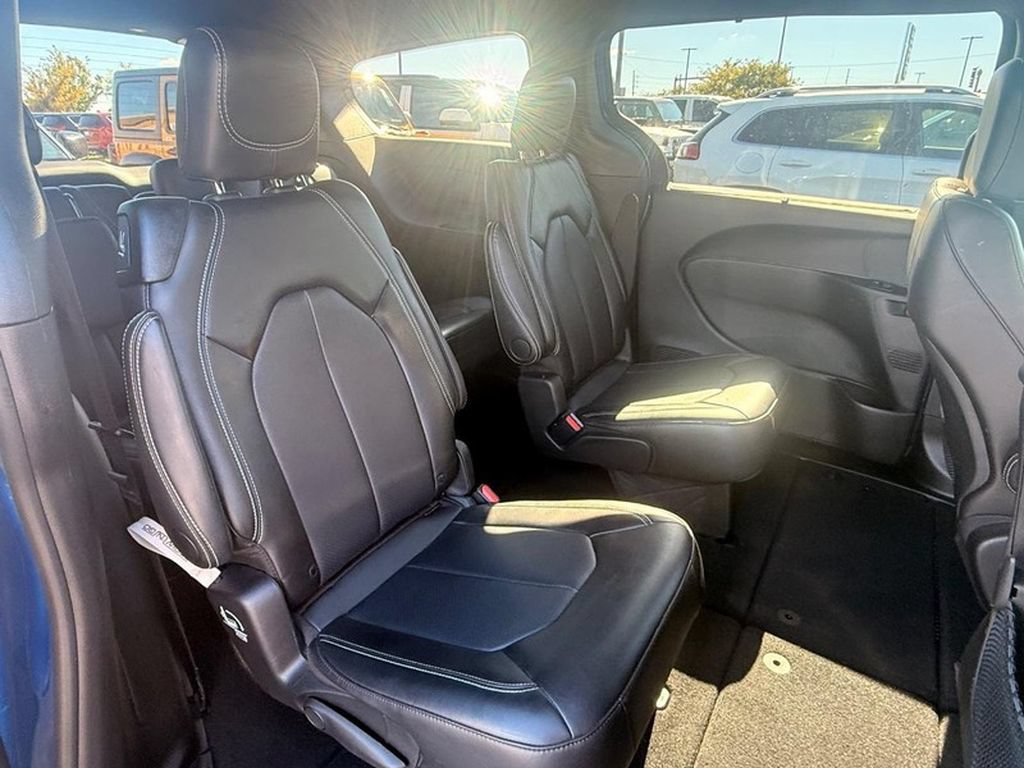 Used 2026 Chrysler Pacifica Select FWD image 9