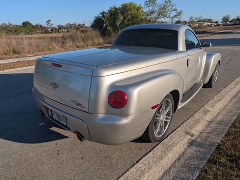 Used 2004 Chevrolet SSR w/ Preferred Equipment Group image 6