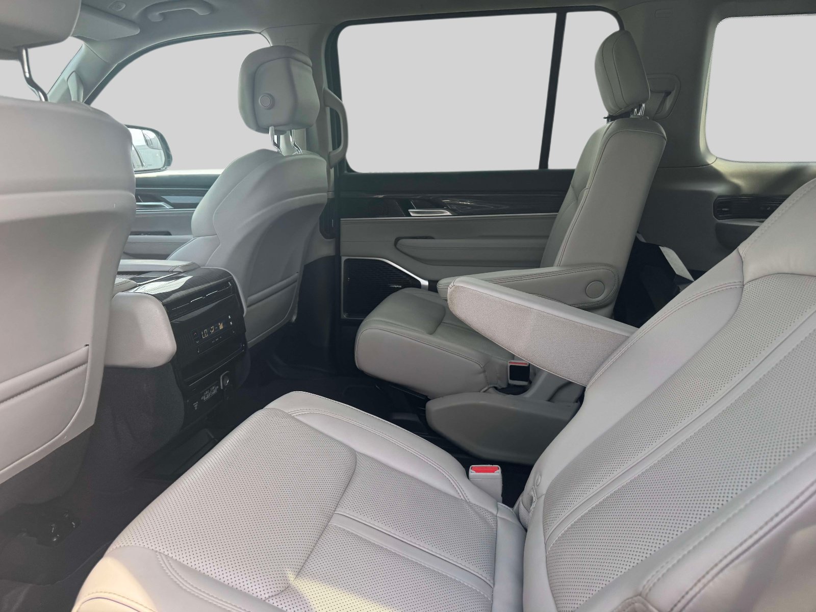 Used 2022 Jeep Wagoneer Series III w/ Flexible Seating Group AWD/4WD image 14