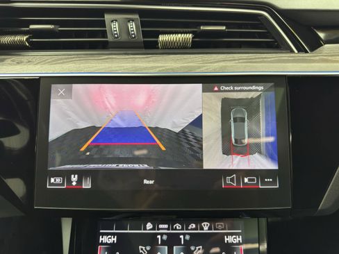 Used 2022 Audi e-tron Prestige w/ Prestige Package image 28