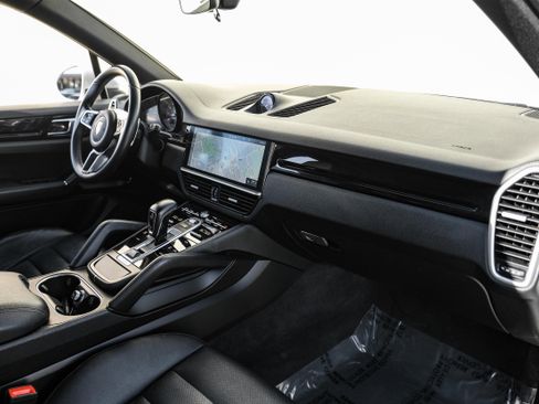 Used 2020 Porsche Cayenne image 12