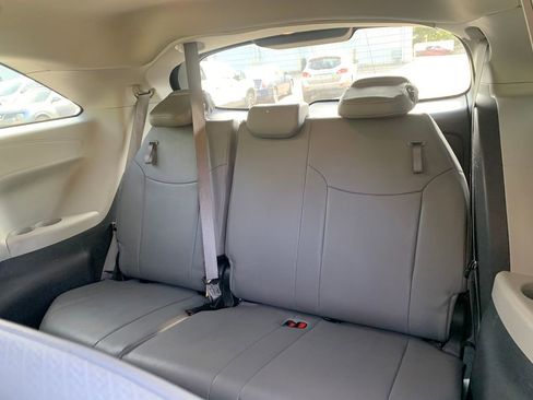 Used 2024 Toyota Sienna XLE FWD image 27