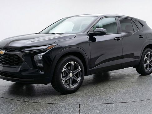 Used 2025 Chevrolet Blazer LT FWD image 3
