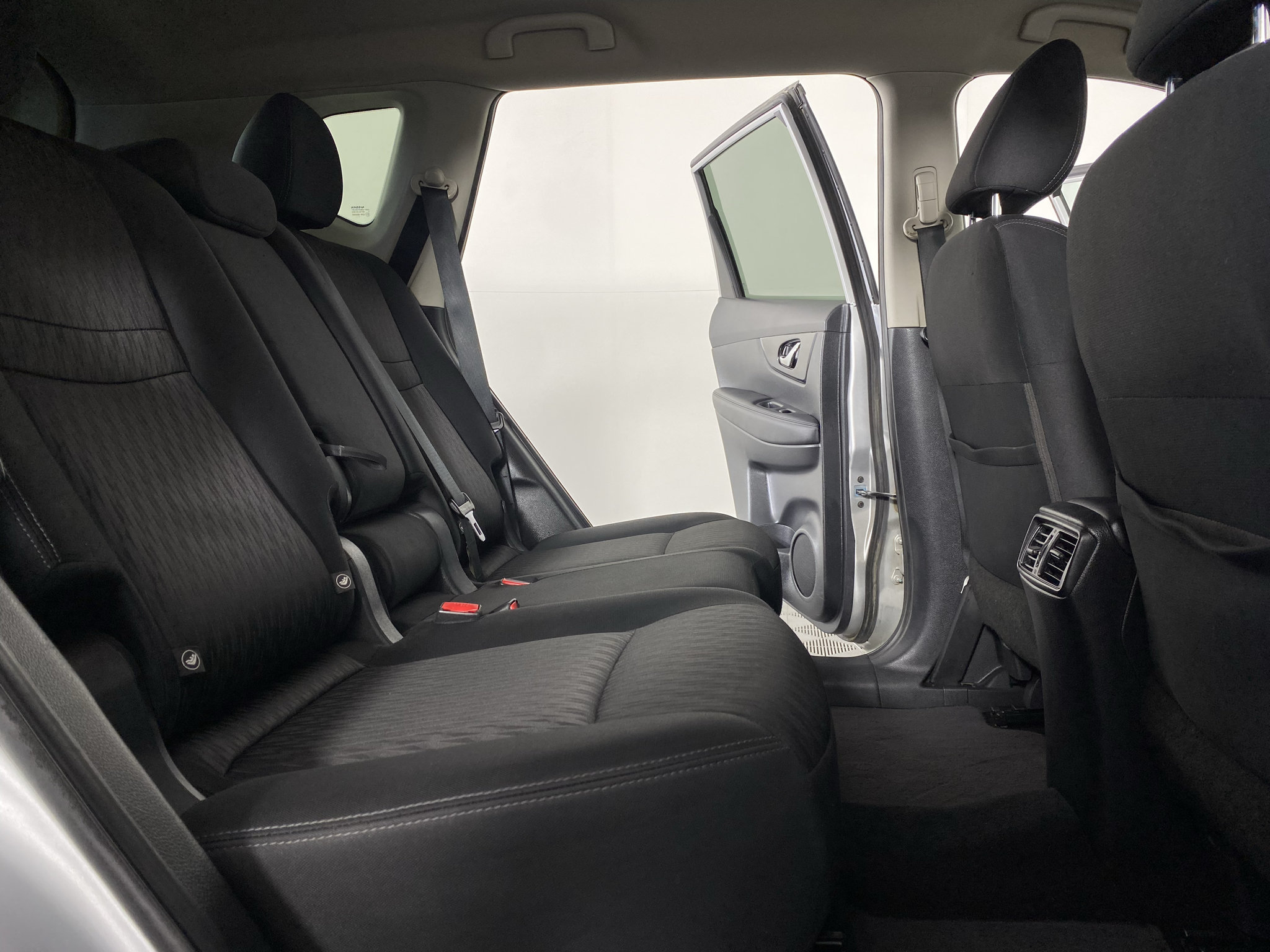 Used 2018 Nissan Rogue SV AWD/4WD image 15