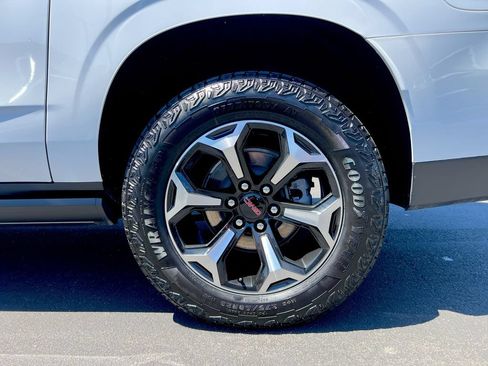 Used 2025 GMC Yukon XL AT4 w/ AT4 Premium Package AWD/4WD image 27