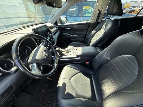 Used 2021 Toyota Highlander XLE AWD/4WD image 9