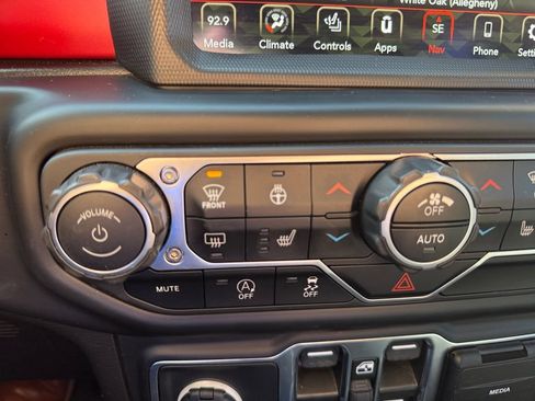 Used 2023 Jeep Wrangler Unlimited Rubicon w/ Cold Weather Group AWD/4WD image 30