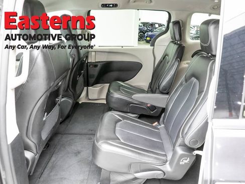 Used 2023 Chrysler Pacifica Touring-L FWD image 22