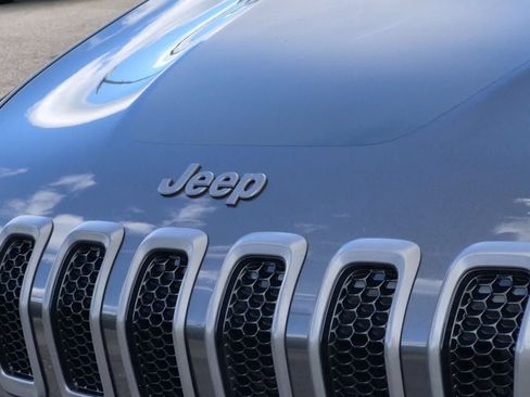 Used 2017 Jeep Cherokee Trailhawk AWD/4WD image 12