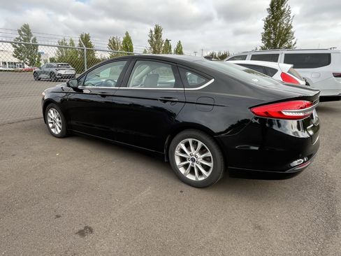 Used 2017 Ford Fusion SE w/ Fusion SE Technology Package FWD image 3