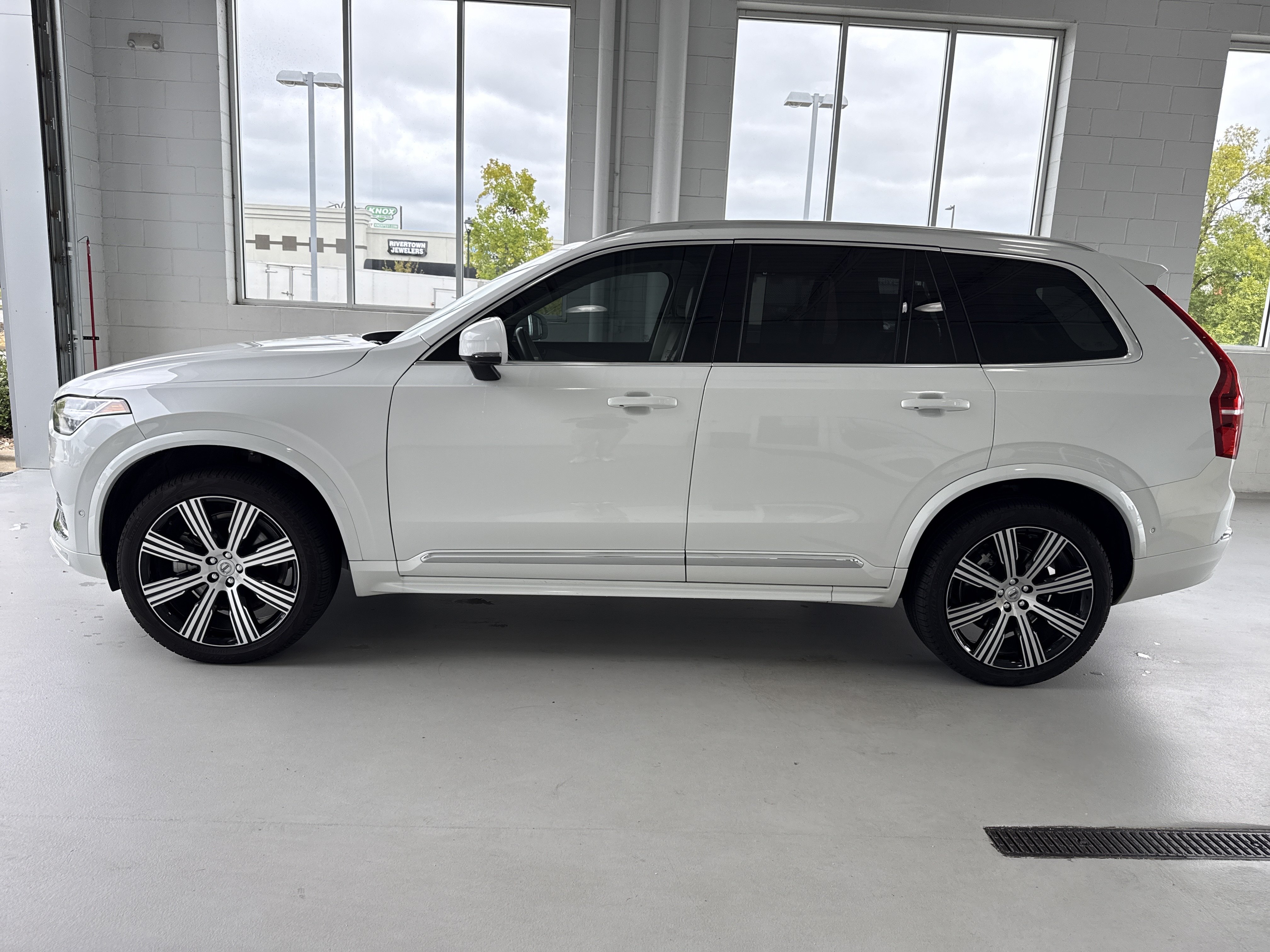 Used 2025 Volvo XC90 B6 Ultra w/ Protection Package AWD/4WD image 2