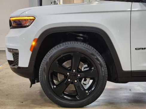 Used 2024 Jeep Grand Cherokee L Limited w/ Black Appearance Package AWD/4WD image 5