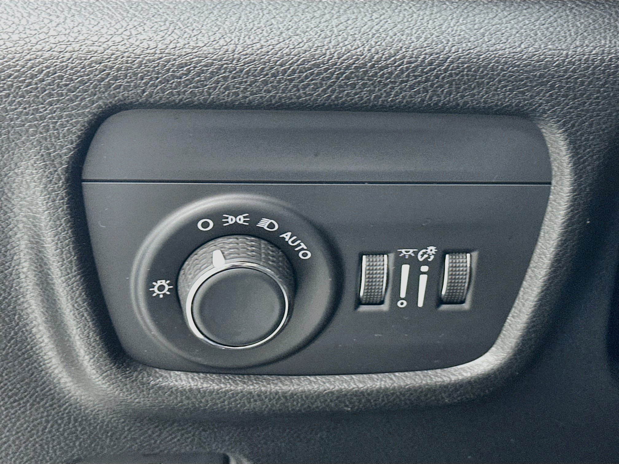 Used 2023 Jeep Grand Cherokee Laredo AWD/4WD image 10