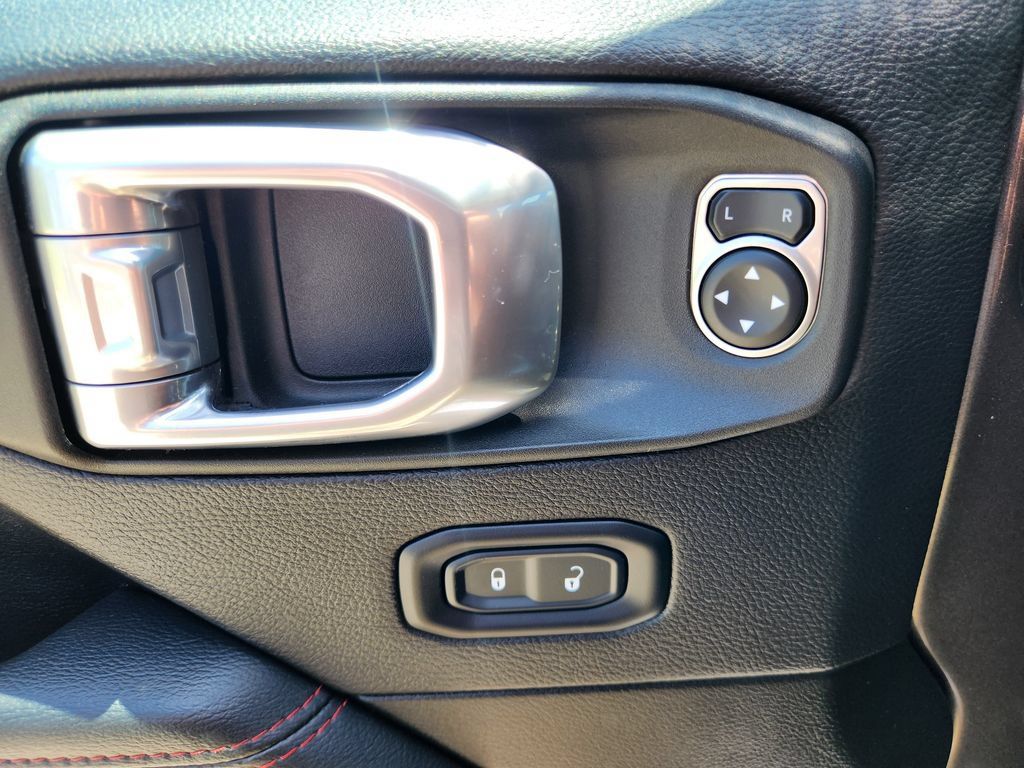 Used 2022 Jeep Wrangler Unlimited Rubicon w/ LED Lighting Group AWD/4WD image 17