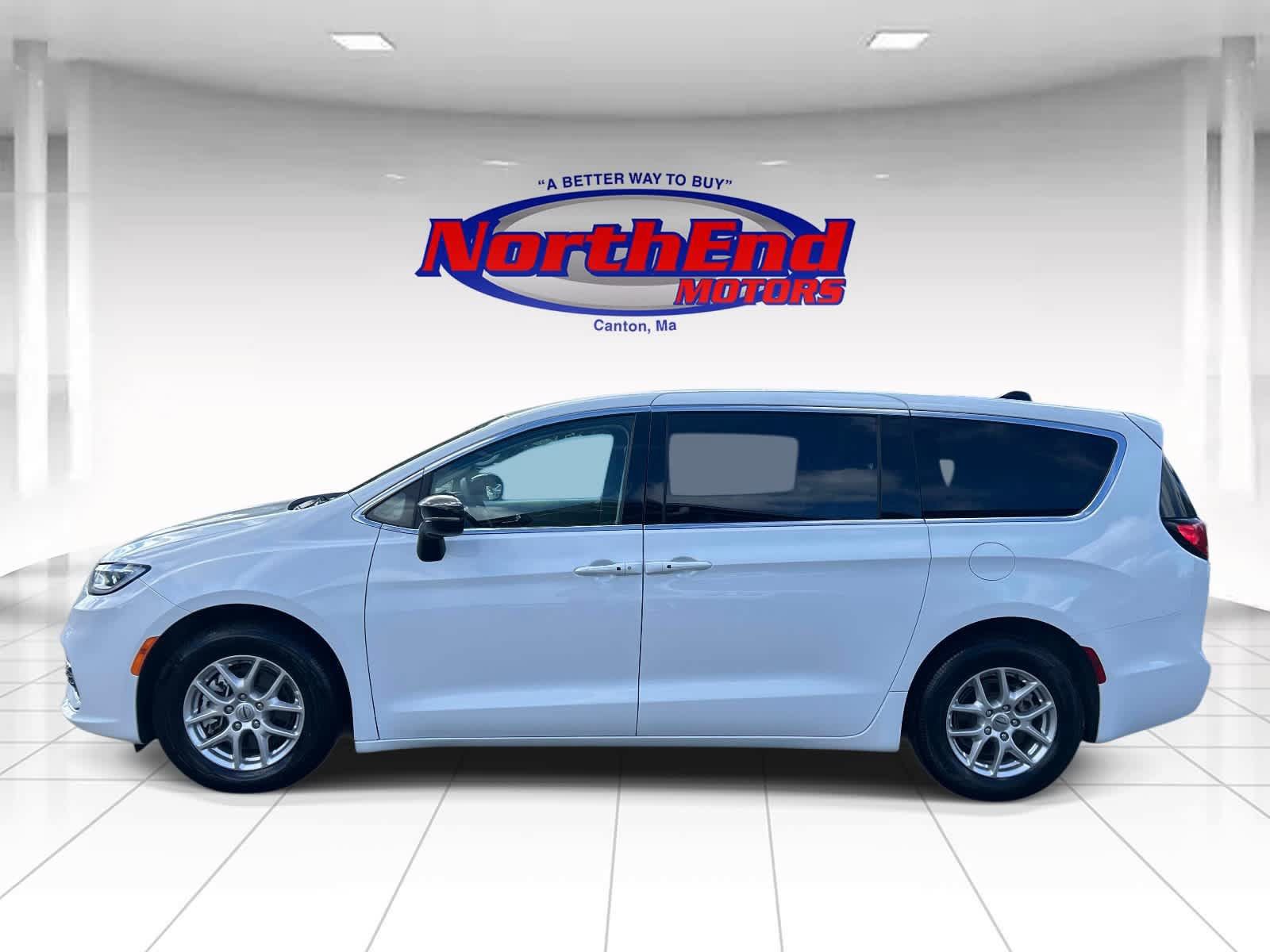 Used 2024 Chrysler Pacifica Touring-L FWD image 6