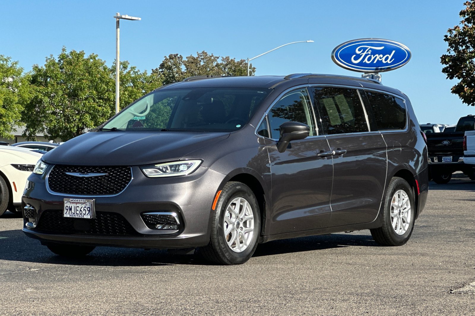 Used 2021 Chrysler Pacifica Touring-L FWD image 8
