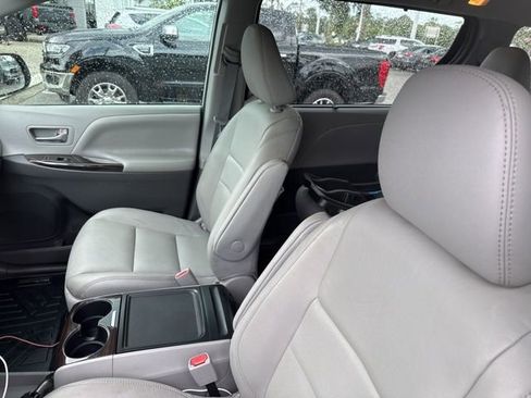 Used 2020 Toyota Sienna XLE FWD image 10