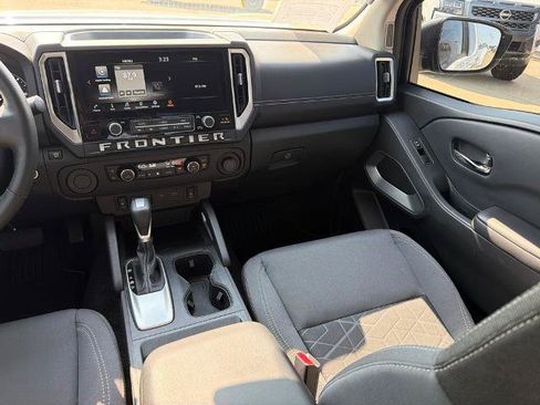 Certified 2025 Nissan Frontier SV w/ SV Convenience Package RWD image 18