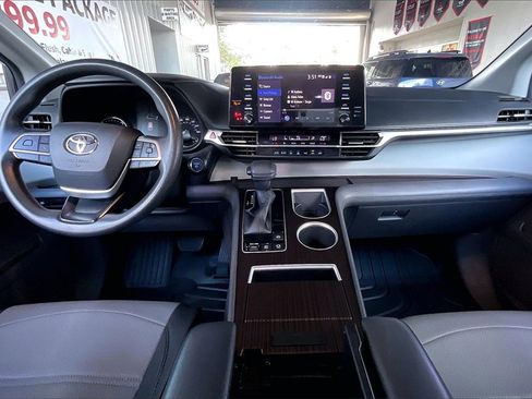 Used 2021 Toyota Sienna LE image 6