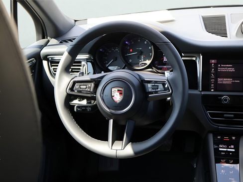 Certified 2025 Porsche Macan image 20