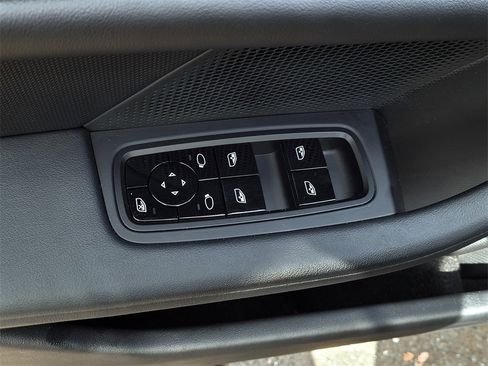 Used 2021 Porsche Taycan image 12