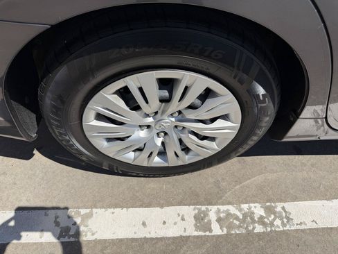 Used 2014 Toyota Camry LE FWD image 36