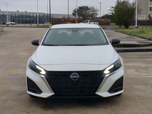 Used 2024 Nissan Altima 2.5 SV image 9