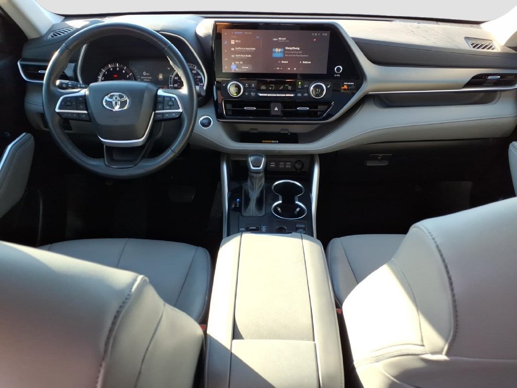 Used 2024 Toyota Highlander XLE FWD image 10
