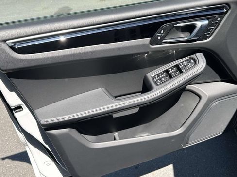 Certified 2026 Porsche Macan AWD/4WD image 18