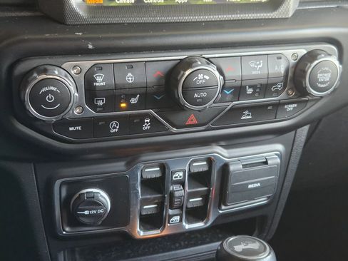 Certified 2022 Jeep Wrangler Unlimited Sahara w/ LED Lighting Group AWD/4WD image 11