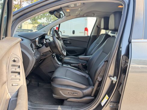 Used 2020 Chevrolet Trax LT w/ LT Convenience Package AWD/4WD image 14
