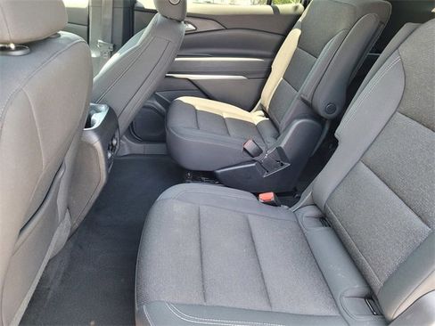 Used 2024 Chevrolet Traverse LT image 8