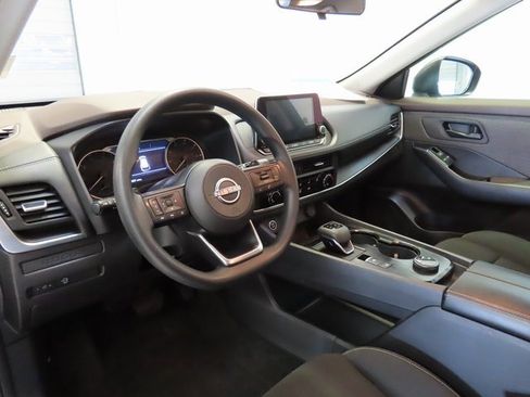 Used 2023 Nissan Rogue S image 4