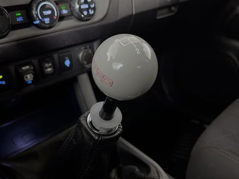 Used 2018 Toyota Tacoma TRD Off-Road w/ Technology Package AWD/4WD image 17