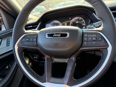 Used 2025 Jeep Grand Cherokee Limited AWD/4WD image 11