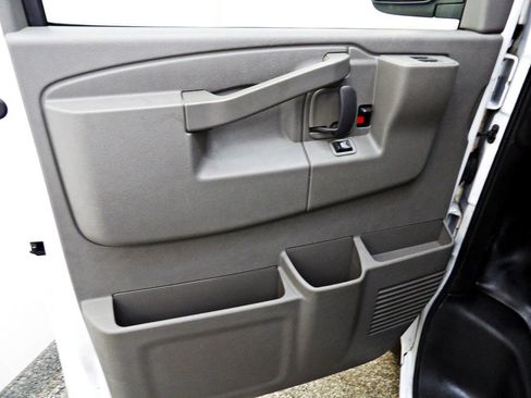 Used 2016 Chevrolet Express 3500 LS w/ Chrome Appearance Package RWD image 6