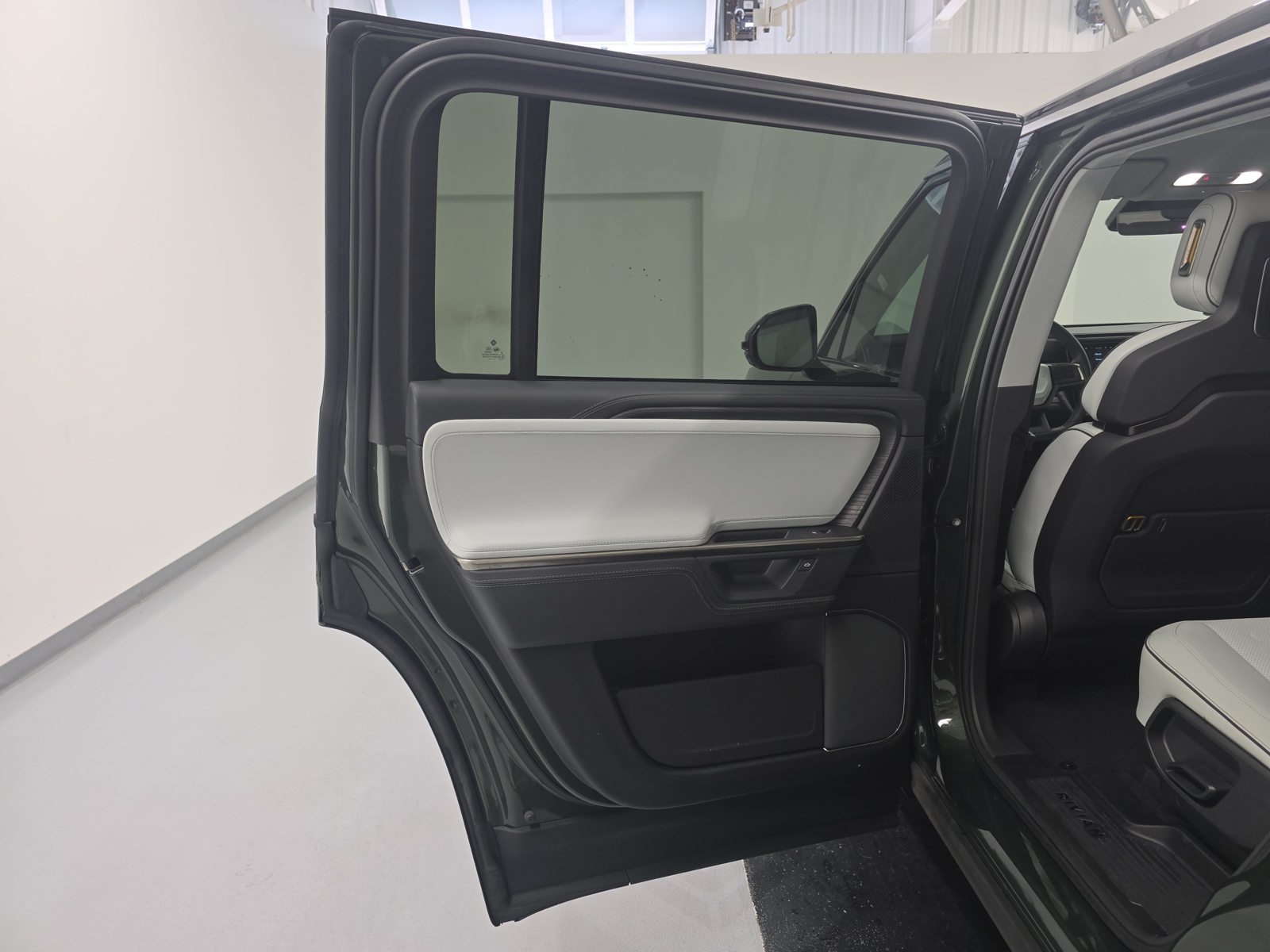 Used 2025 Rivian R1S Adventure Dual AWD/4WD image 17