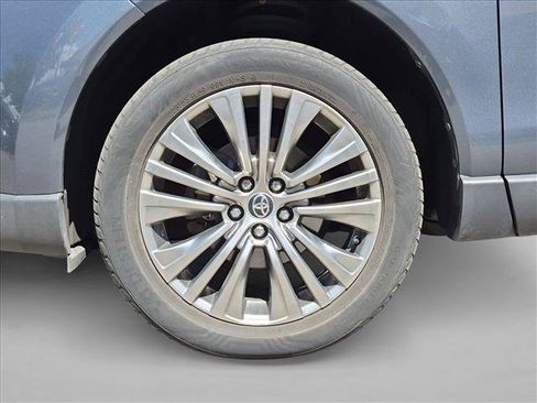 Used 2021 Toyota Venza XLE w/ Carpet Mat Package (TMS) AWD/4WD image 13