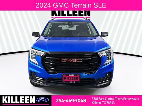 Used 2024 GMC Terrain SLE w/ Driver Convenience Package image 2
