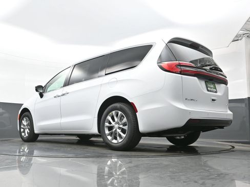 New 2027 Chrysler Pacifica Select AWD/4WD image 17