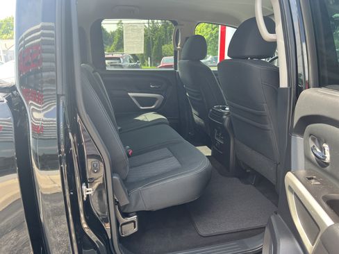 Used 2018 Nissan Titan SV w/ SV Convenience Package AWD/4WD image 9