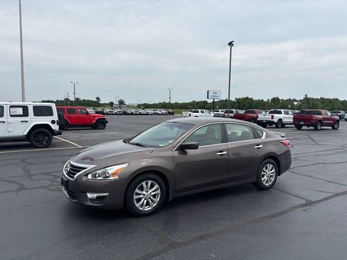 Used 2014 Nissan Altima 2.5 S w/ Sport Value Package FWD image 3