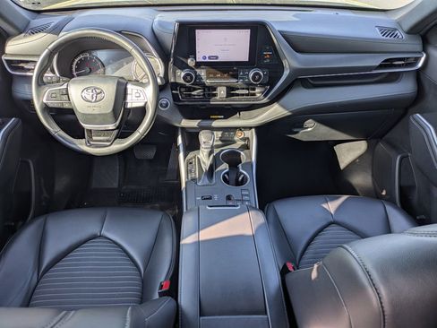 Used 2024 Toyota Highlander XSE image 2