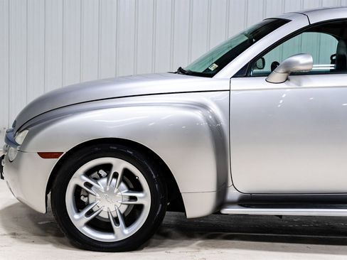 Used 2004 Chevrolet SSR w/ Preferred Equipment Group image 8