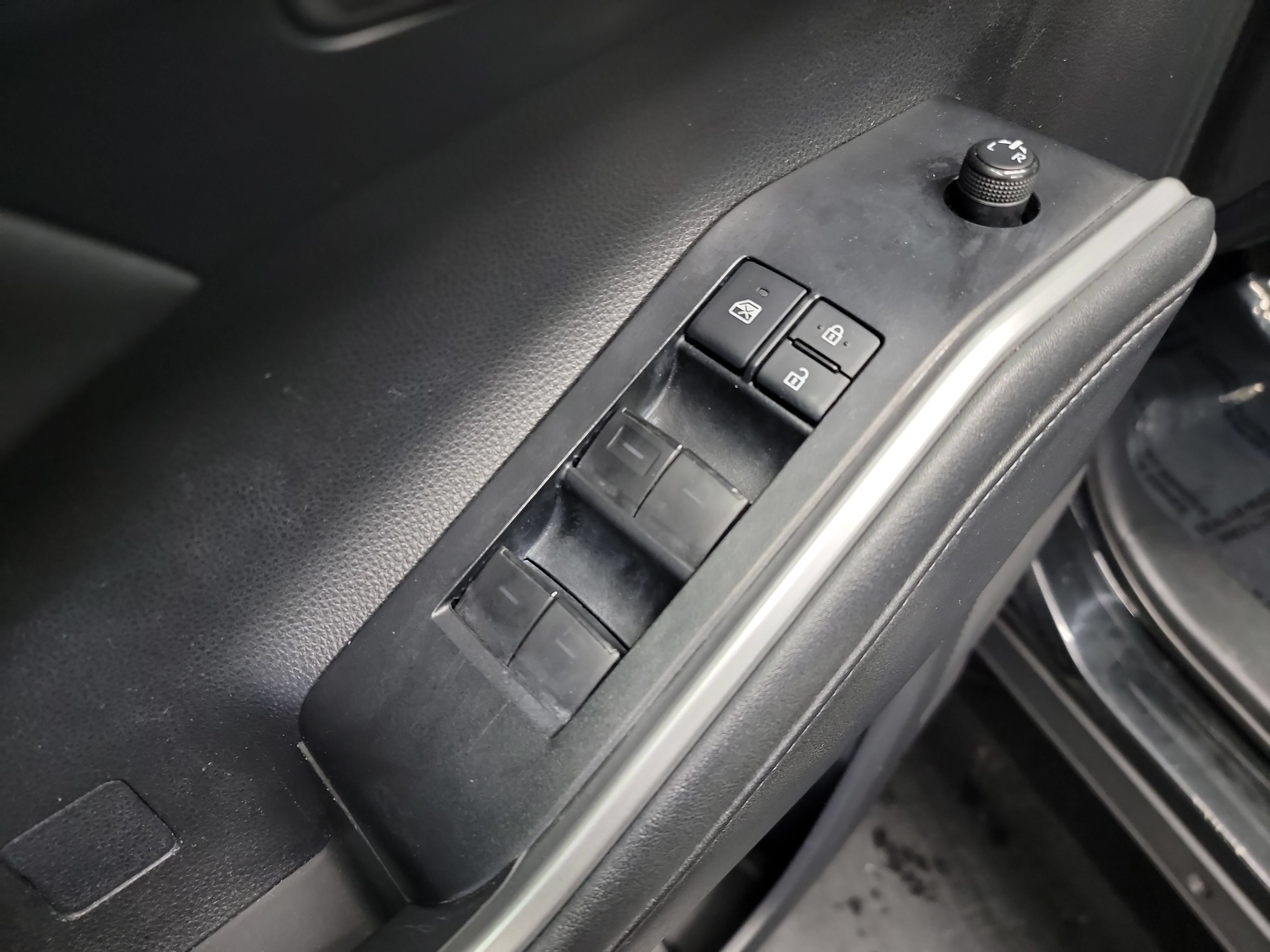 Used 2021 Toyota Highlander XLE AWD/4WD image 14